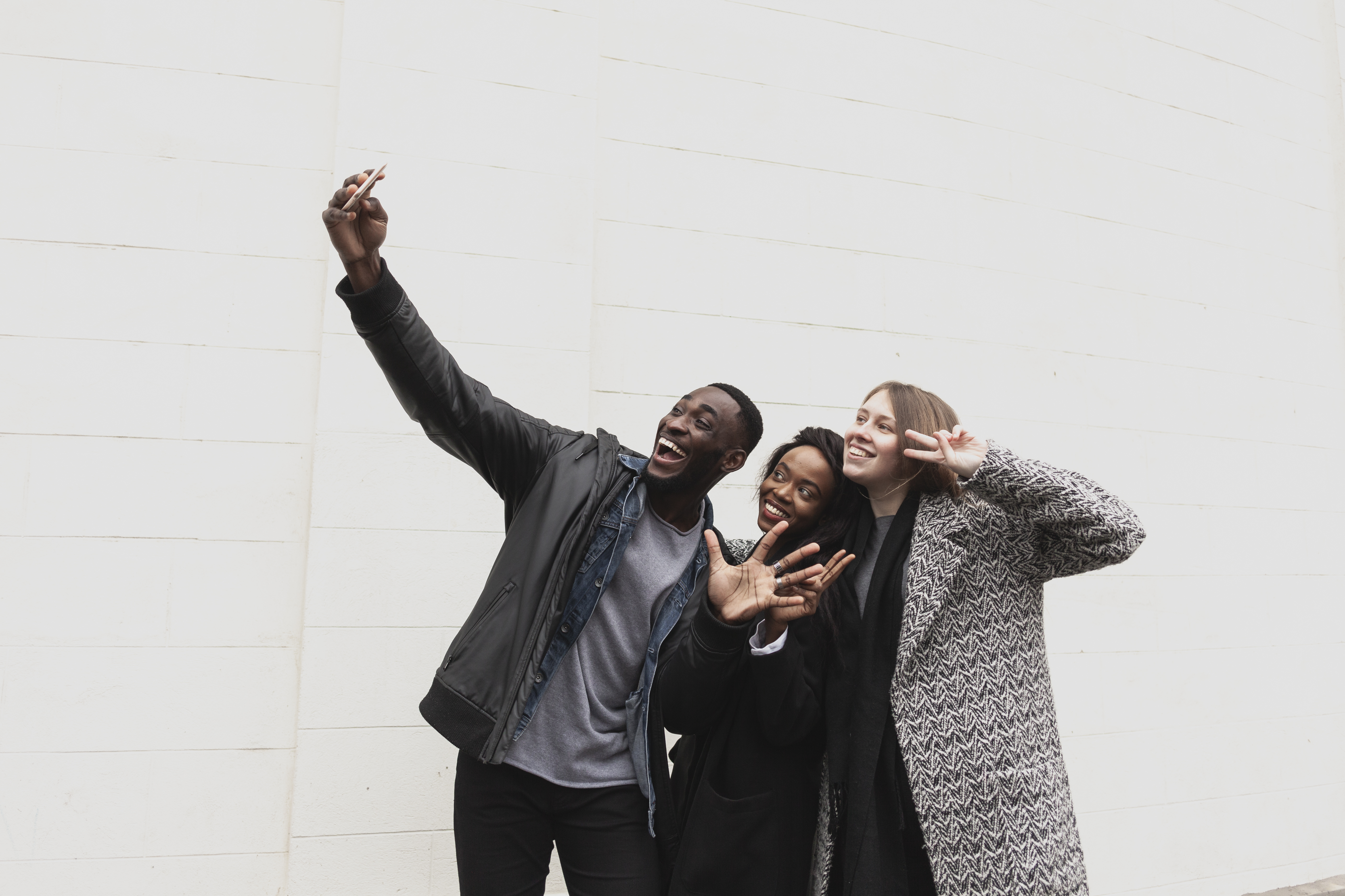 Un groupe d'amis réunis pour un selfie
